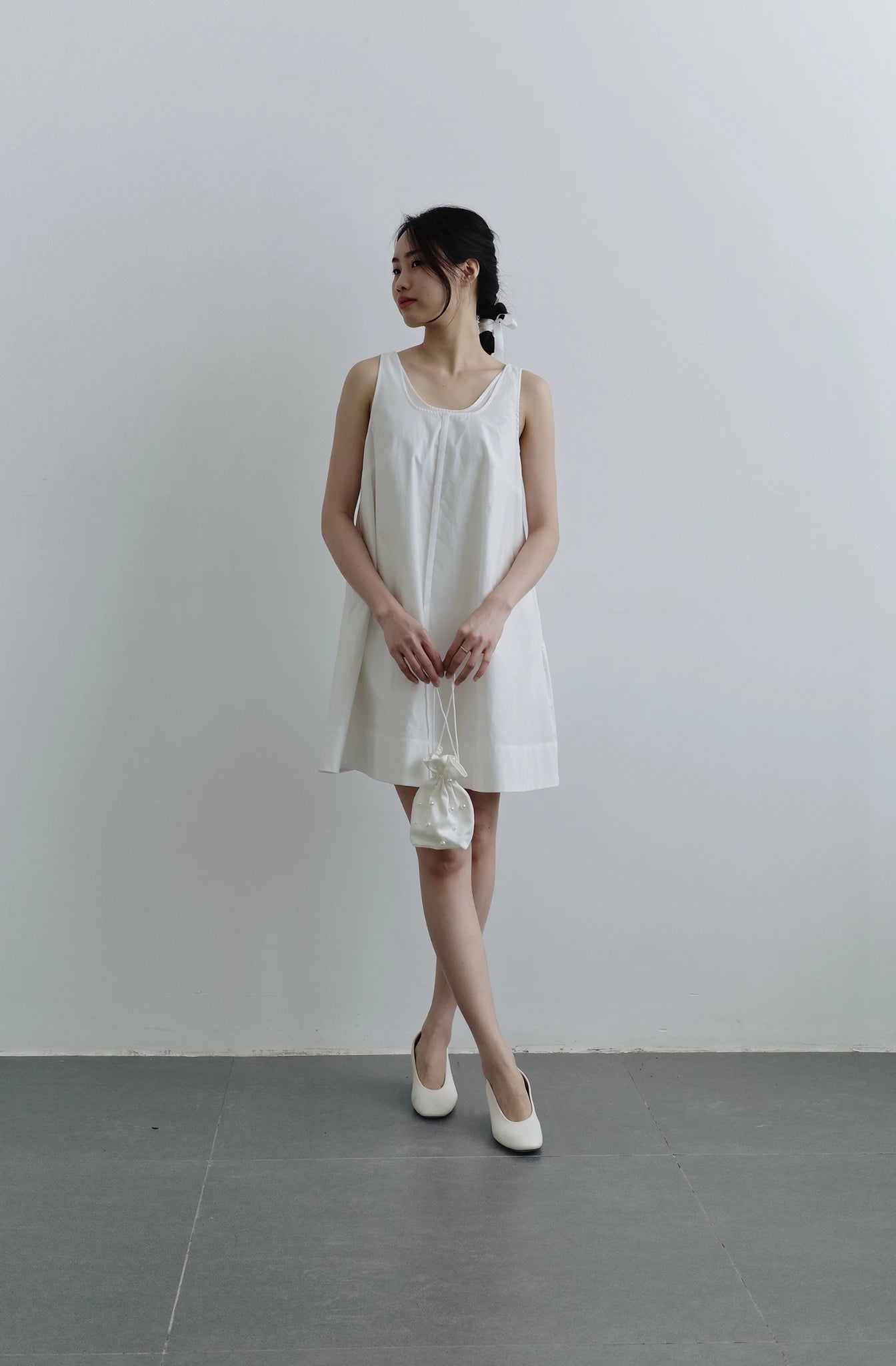 Đầm nữ màu trắng form rộng không tay - YD9794