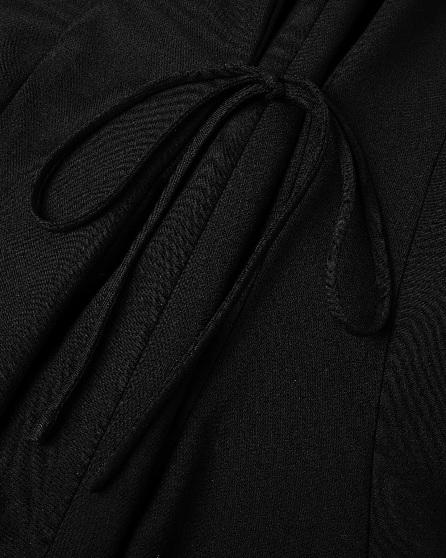 Đầm mini không tay màu đen, váy xòe và có dây thắt nơ bên sườn - YD9795