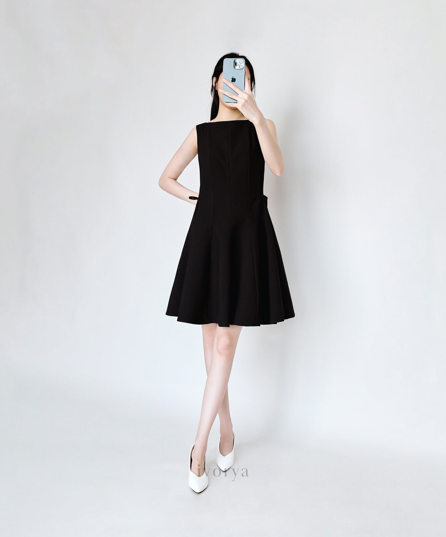 Đầm mini không tay màu đen, váy xòe và có dây thắt nơ bên sườn - YD9795