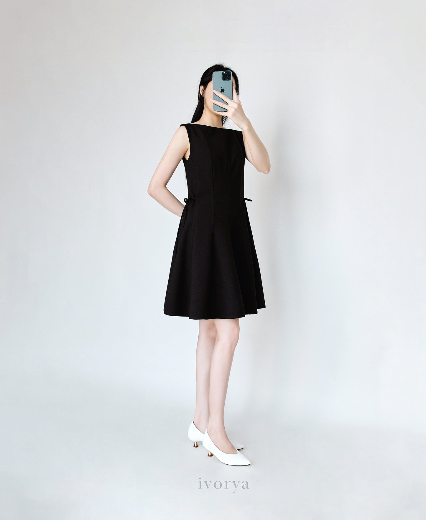 Đầm mini không tay màu đen, váy xòe và có dây thắt nơ bên sườn - YD9795