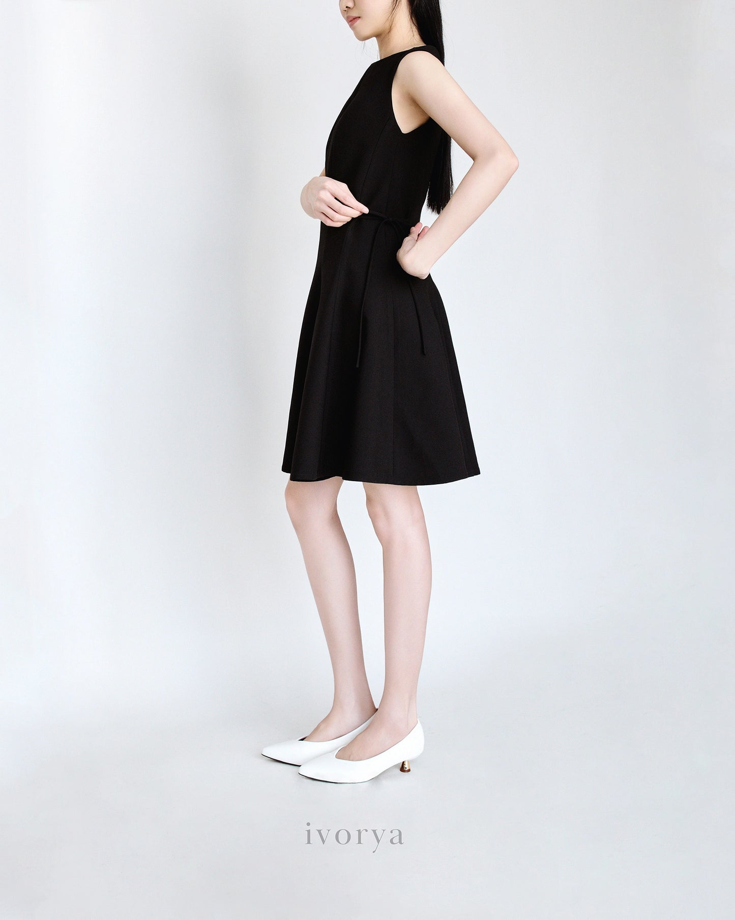 Đầm mini không tay màu đen, váy xòe và có dây thắt nơ bên sườn - YD9795