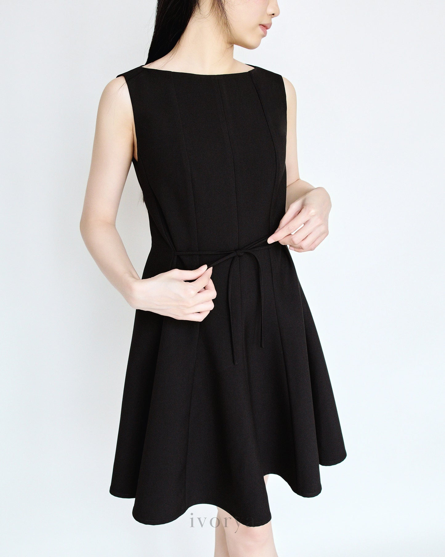 Đầm mini không tay màu đen, váy xòe và có dây thắt nơ bên sườn - YD9795