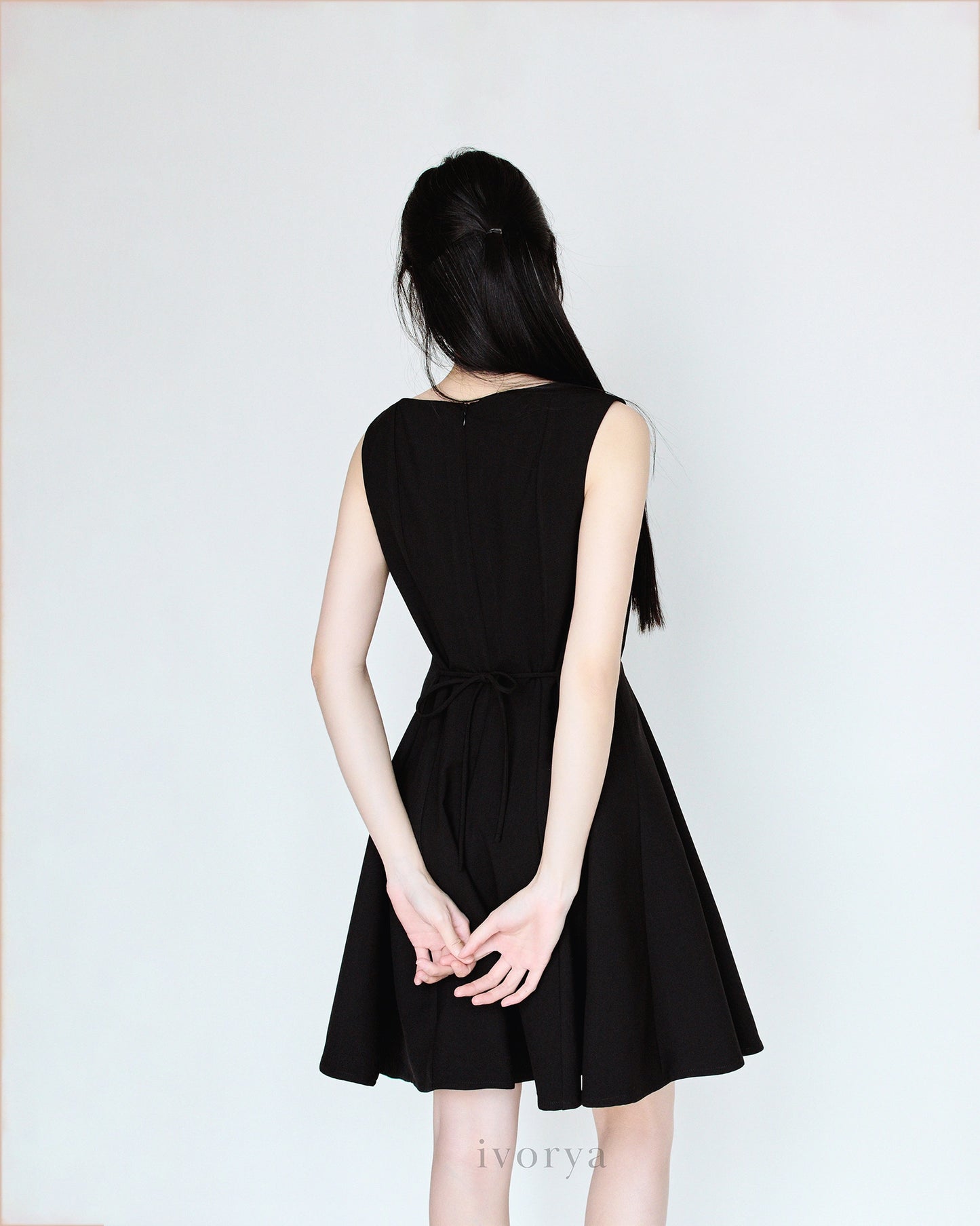 Đầm mini không tay màu đen, váy xòe và có dây thắt nơ bên sườn - YD9795