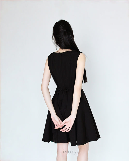 Đầm mini không tay màu đen, váy xòe và có dây thắt nơ bên sườn - YD9795
